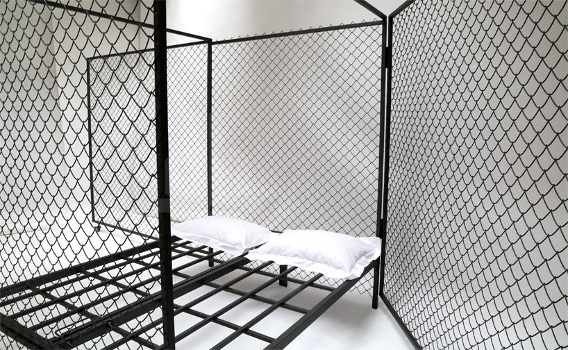 Sains et Saufs au mudac (Lausanne) lit grillagé aux oreillers blancs de Dejana Kabiljo